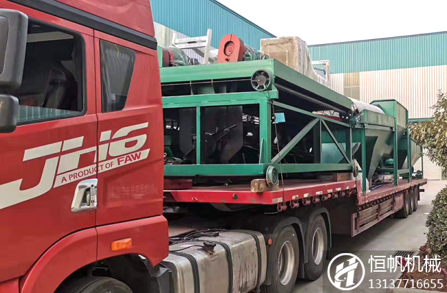 山西年產1萬噸牛糞有機肥生產線設備發貨(圖2) 槽式翻拋機、滾筒篩分機裝車