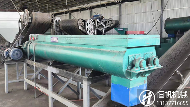 陜西銅川年產2萬噸雞糞有機肥生產線現場(圖1) 陜西銅川臥式攪拌機使用