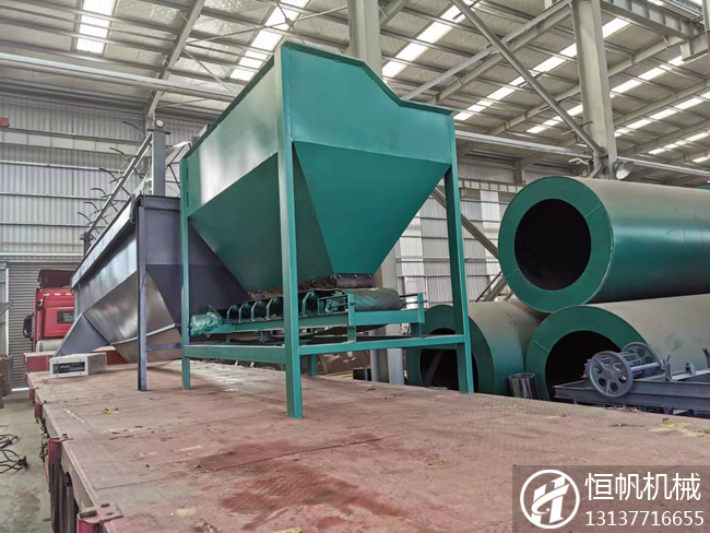 貴州貞豐縣牛糞有機肥粉狀生產線裝車發貨(圖3) 鏟車料斗