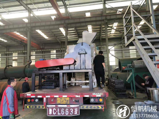 貴州貞豐縣牛糞有機肥粉狀生產線裝車發貨(圖4) 有機肥粉碎機