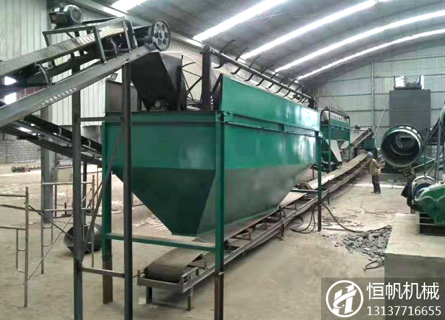 未來有機(jī)肥代替化肥將是新方向!有機(jī)肥生產(chǎn)制造行業(yè)將得到大力推廣(圖2) 有機(jī)肥生產(chǎn)線現(xiàn)場(chǎng)