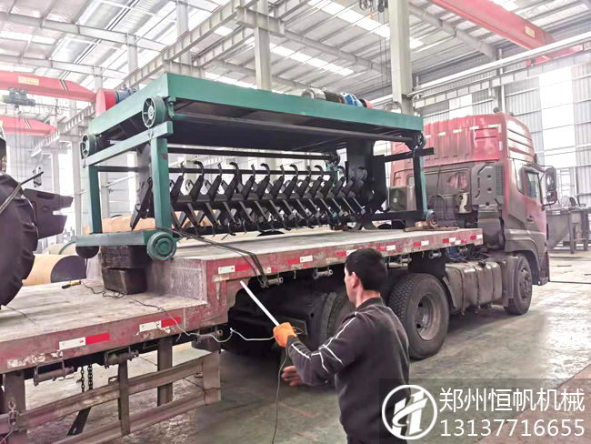 鄭州恒帆機械四米寬槽式翻拋機進軍寧夏有機肥生產業(yè)(圖1) 槽式有機肥翻拋機