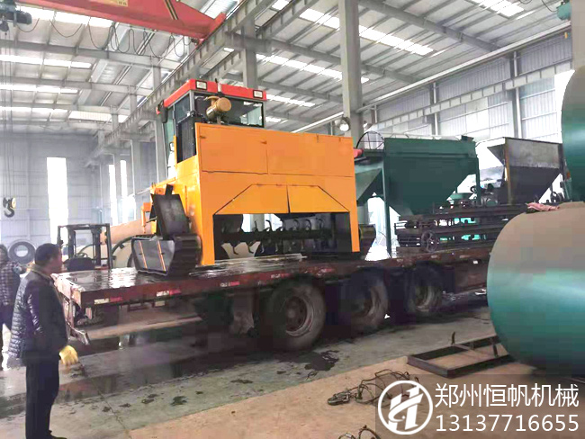 寒風刺骨大雪紛飛依然無法阻擋整套一萬噸有機肥生產線設備發貨(圖2) 履帶翻拋機