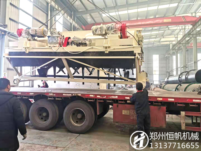鄭州恒帆機械五米液壓升降槽式翻拋機前往首都北京(圖1) 五米液壓槽式翻拋機