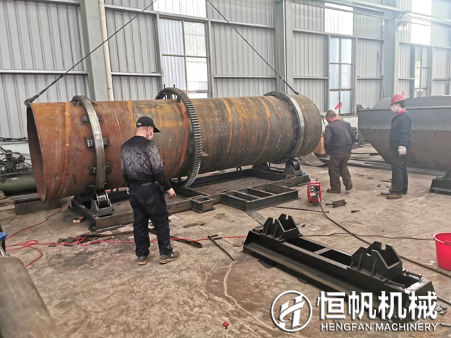 響應國家復工號召有機肥設備生產廠家恒帆機械已順利進入生產(圖1) 鄭州恒帆機械員工佩戴口罩進行工作