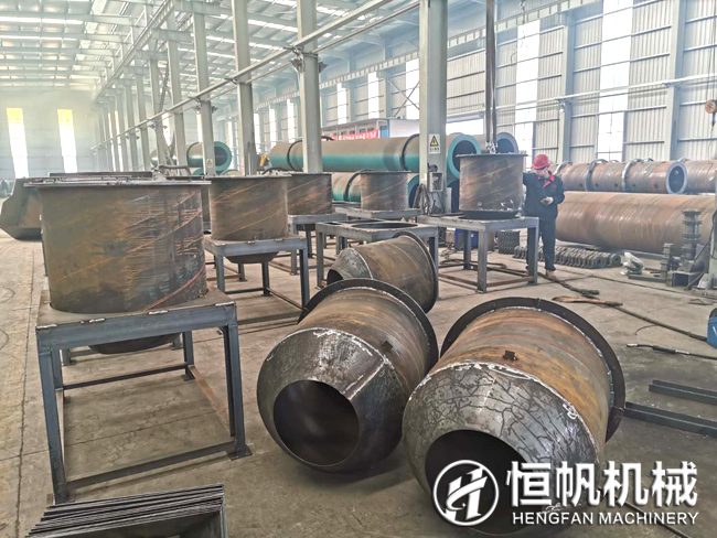 響應國家復工號召有機肥設備生產廠家恒帆機械已順利進入生產(圖3) 鄭州恒帆機械員工佩戴口罩進行工作