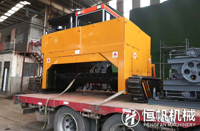 湖南年產五千噸雞糞有機肥粉狀生產線設備發貨(圖1) 湖南履帶翻拋機