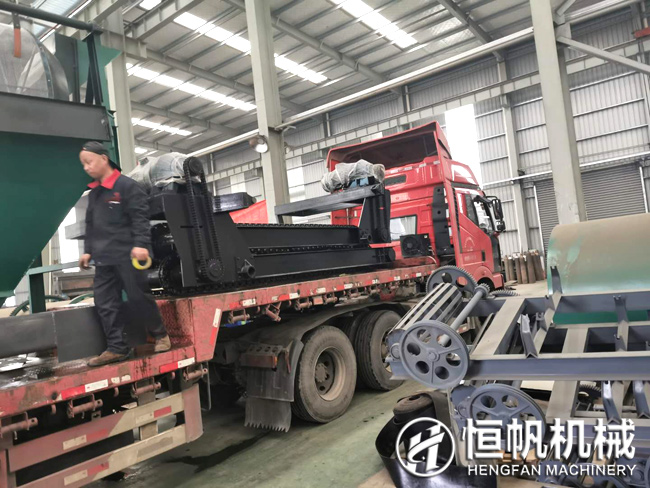 貴州年產十五萬噸雞糞有機肥生產設備發(fā)貨與安裝現(xiàn)場(圖2) 貴州年產十五萬噸雞糞有機肥生產設備