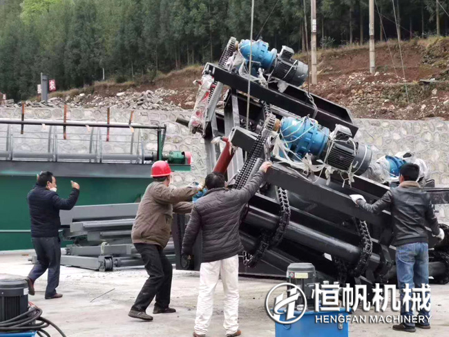 貴州年產十五萬噸雞糞有機肥生產設備發(fā)貨與安裝現(xiàn)場(圖7) 貴州年產十五萬噸雞糞有機肥生產設備