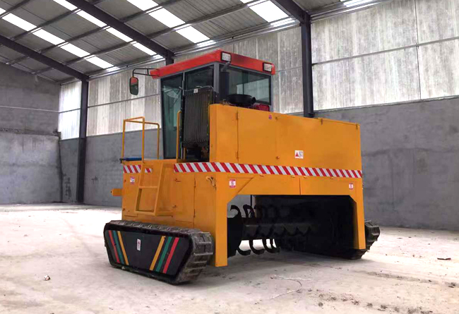 在有機肥生產設備中翻堆機有什么作用?在使用時需要注意什么?(圖1) 履帶翻堆機