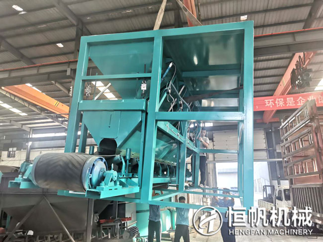 鄭州恒帆機械四倉動態(tài)配料機助力山東有機肥生產線智能化投產(圖1) 山東有機肥動態(tài)配料機
