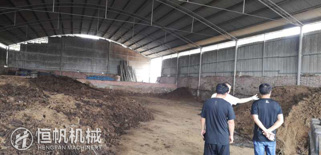鄭州恒帆機械為溫縣客戶實地規劃年產三萬噸牛糞有機肥生產線項目(圖3) 牛糞倉儲廠區參觀