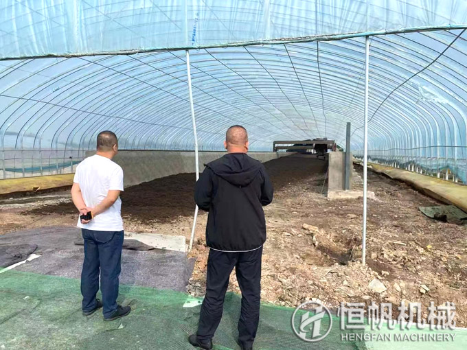 帶領(lǐng)大連客戶參觀山東年產(chǎn)十萬(wàn)噸有機(jī)肥生產(chǎn)線項(xiàng)目(圖1) 有機(jī)肥發(fā)酵車間