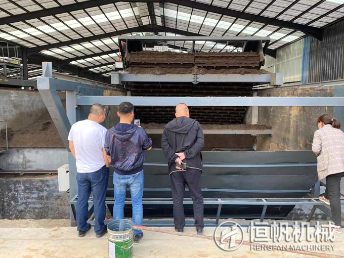 帶領(lǐng)大連客戶參觀山東年產(chǎn)十萬(wàn)噸有機(jī)肥生產(chǎn)線項(xiàng)目(圖2) 鏈板式翻堆機(jī)工作現(xiàn)場(chǎng)