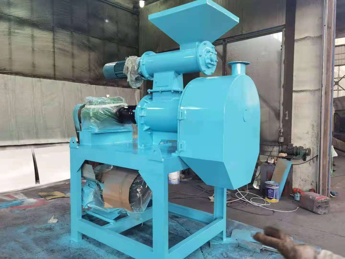 怎樣把豬糞加工成有機(jī)肥呢?(圖1) 怎樣把豬糞加工成有機(jī)肥呢?(圖1)